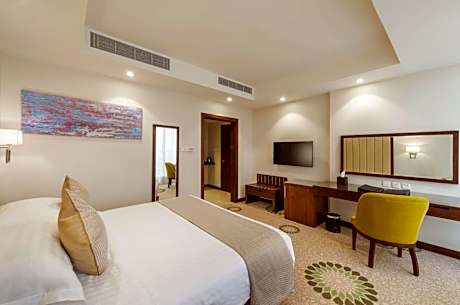 Royal King Suite with City View