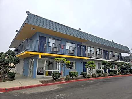 Super 8 by Wyndham Tracy