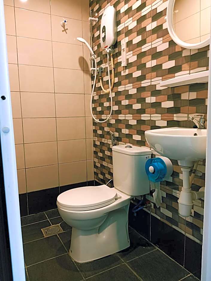 Cozy Riverside Hotel