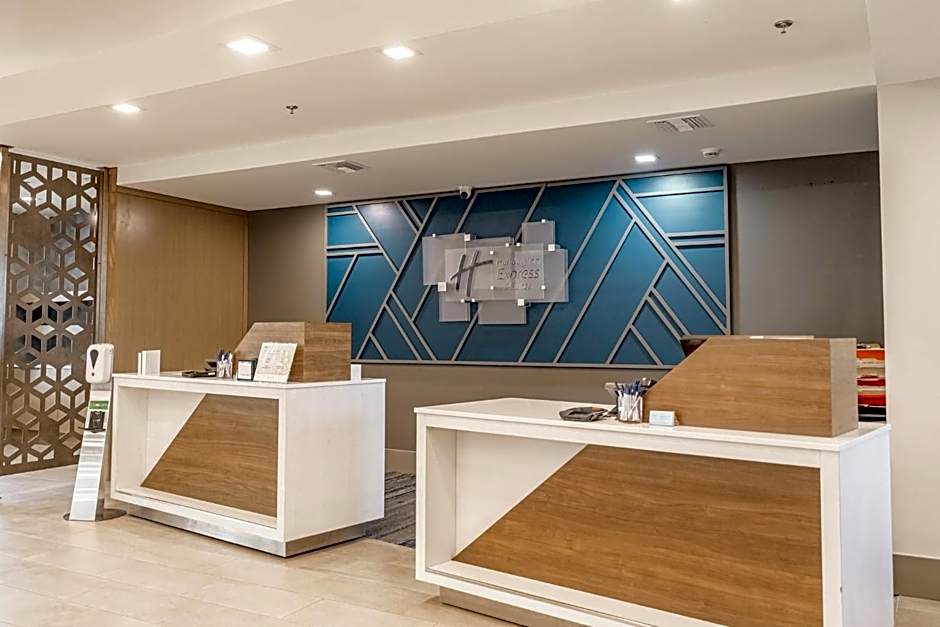 Holiday Inn Express Hotel & Suites Cocoa Beach By IHG