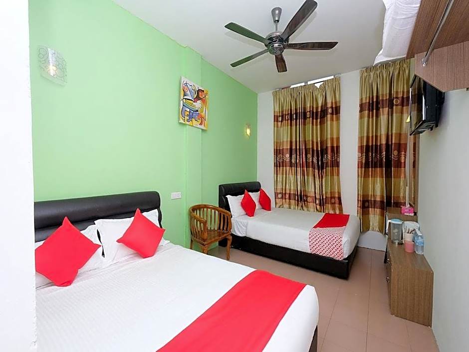 OYO 850 Gold Star Hotel