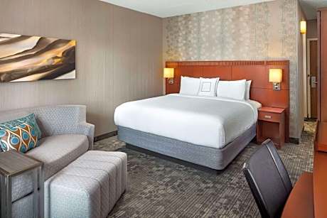 Deluxe King Room with Balcony - Hearing Accessible