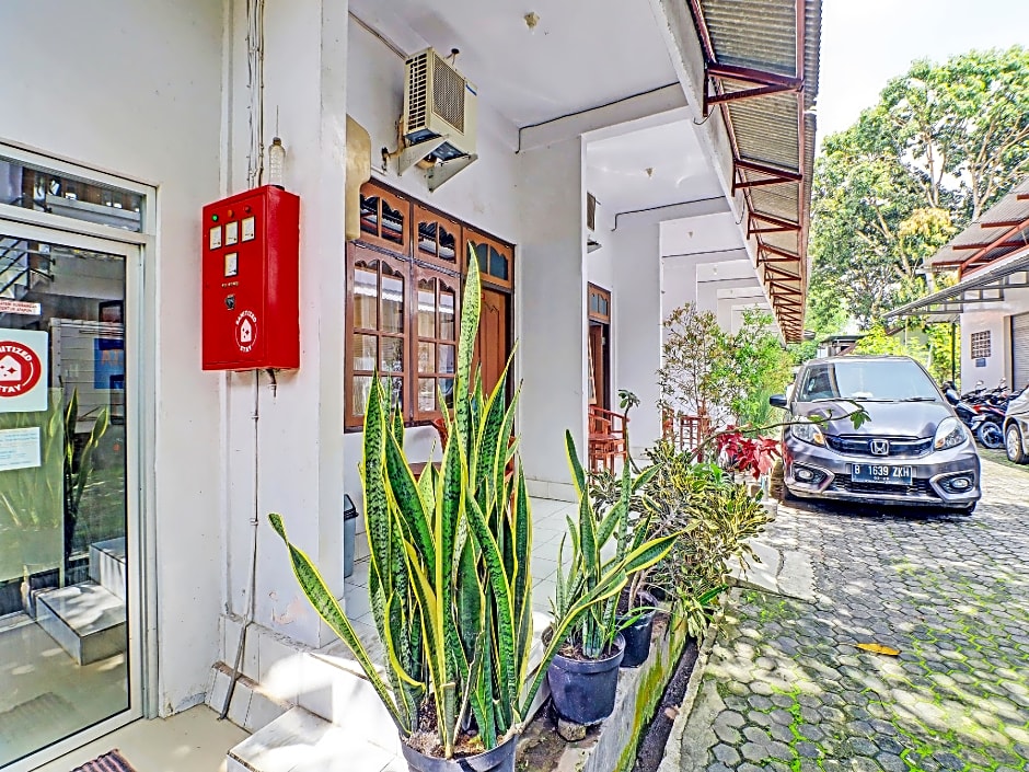 SUPER OYO 1356 Gusti Residence