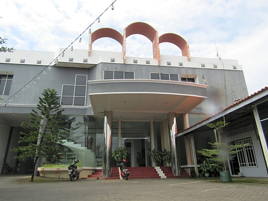 Hotel Kencana Jaya by ZUZU