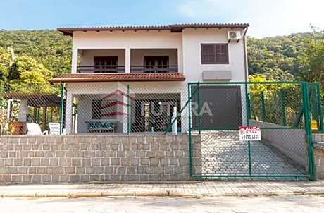 LINDA CASA COM PISCINA PARA ALUGUEL DE TEMPORADA EM BOMBAS