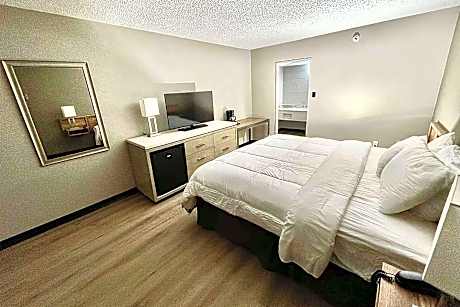 1 Queen Bed Mobility Accessible Room Roll-In Shower Non-Smoking