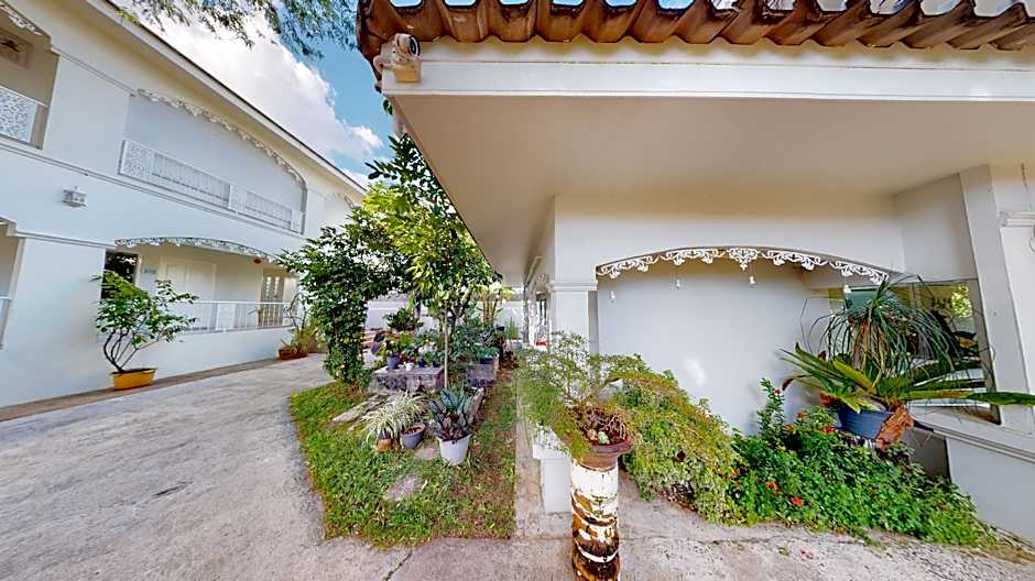 Banlomnow Hotel