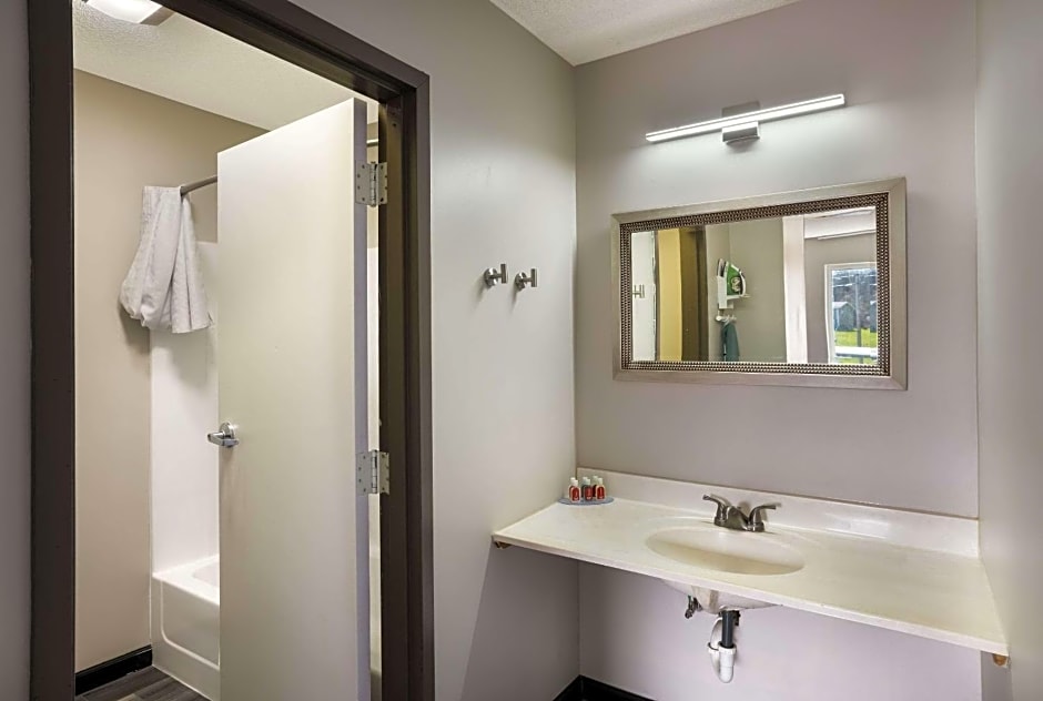 Econo Lodge Inn & Suites Canandaigua