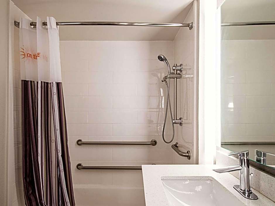 La Quinta Inn & Suites by Wyndham Cincinnati Sharonville