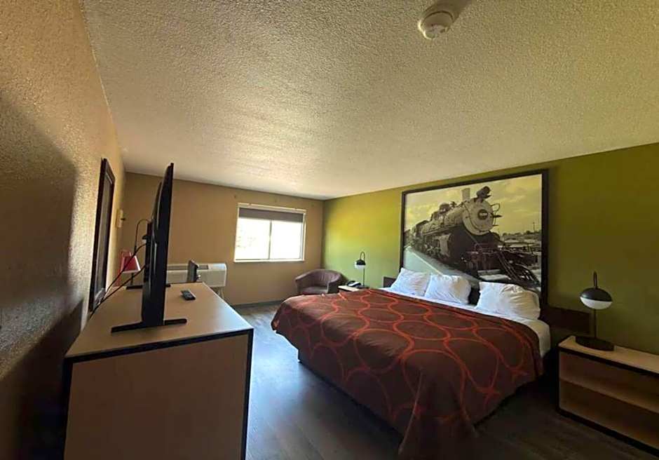 Super 8 by Wyndham Topeka/Wanamaker RD/I-70