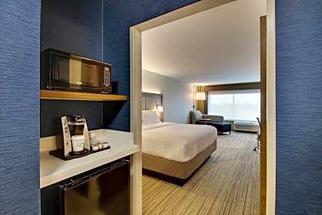 Standard King Room with Roll-in Shower - Mobility Accessible