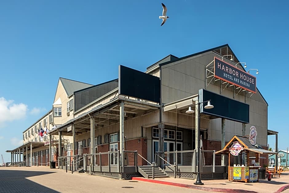 Harbor House Hotel and Marina at Pier 21