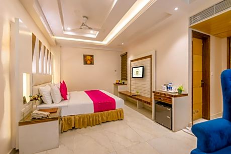 Luxury Suite With Bathtub Free Wi-Fi and 1 Complimentary Snack Basket