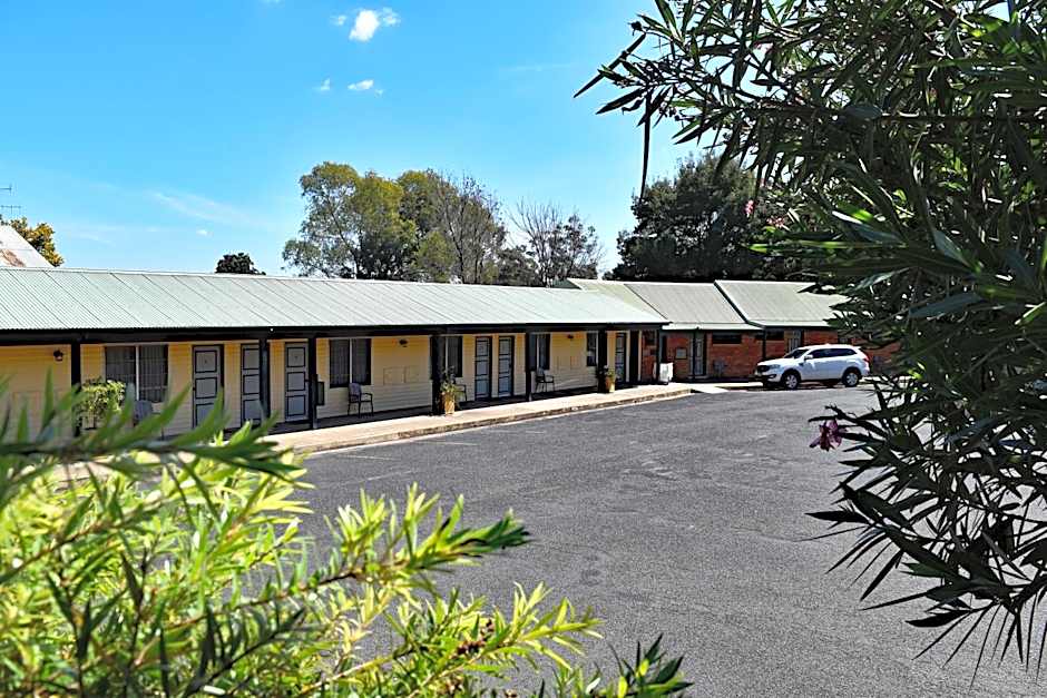 Ten Dollar Town Motel