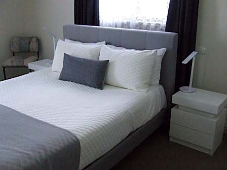 Queen Room with Spa Bath (23)