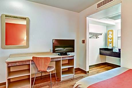 Queen Suite - Non-Smoking