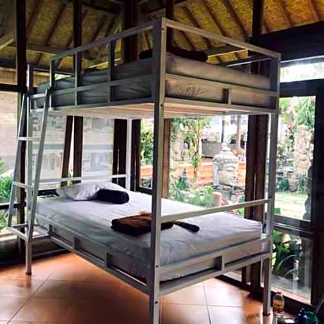 BED IN DORMITORY CAPACITY 8