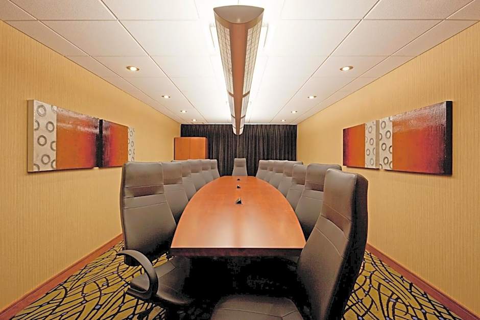 Holiday Inn Express Hotel & Suites Saint - Hyacinthe By IHG