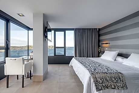Deluxe Double or Twin Room with Sea View