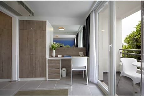 Family room, balcony - annex