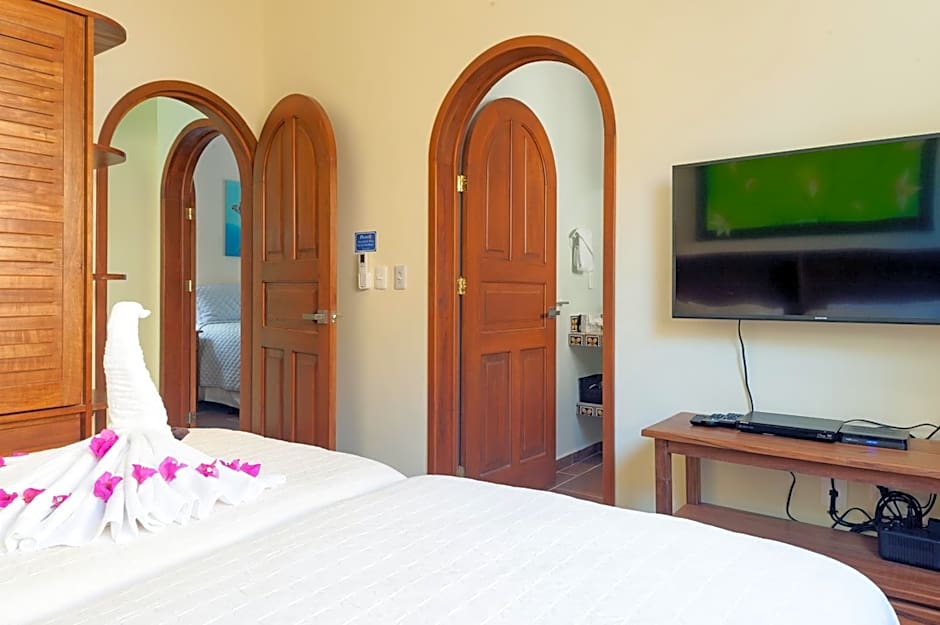 Casa Sonoma - Charming Condos Minutes from Beach & Reef