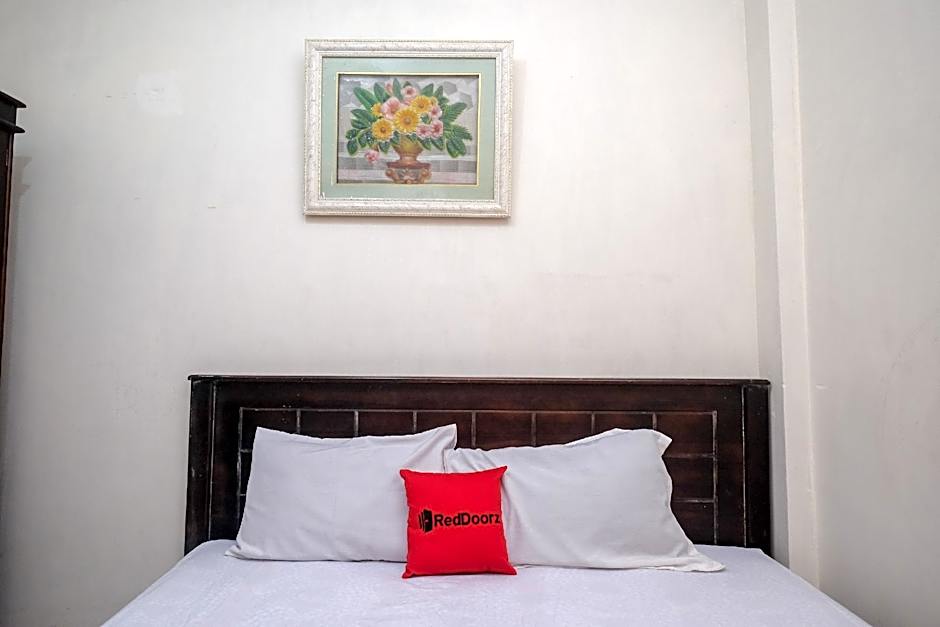 RedDoorz @ Hotel Rich Parepare near Pantai Mattirotasi