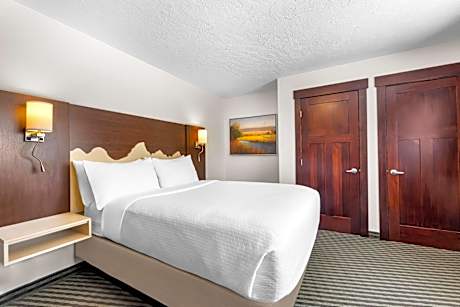 Suite-2 Queen Beds, Non-Smoking, River View, Kitchen, High Speed Internet Access, Coffee Maker, Full