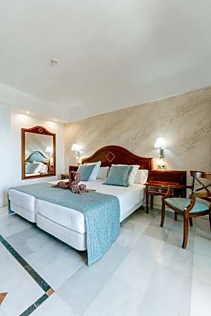 DOUBLE BALCON 1 ADULT + 2 CHILDREN