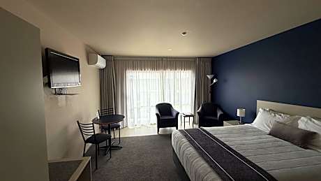 Queen Suite - Non-Smoking