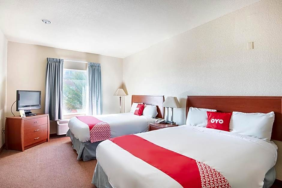 OYO Townhouse Clute Lake Jackson