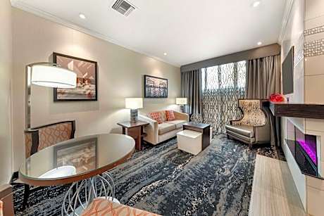 King Suite with Fireplace - Non-Smoking