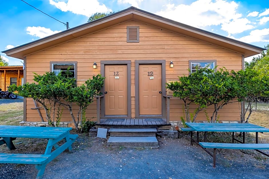 The Historic Leakey Inn