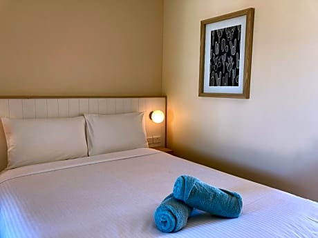 Deluxe Queen Room with Pool View