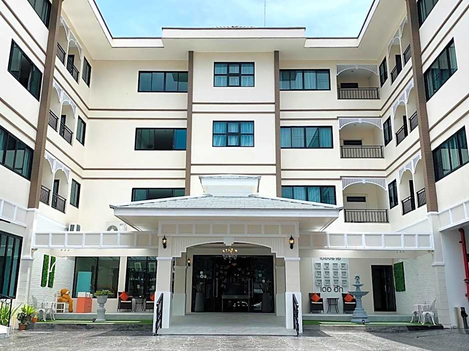 De Hug Hotel And Residence