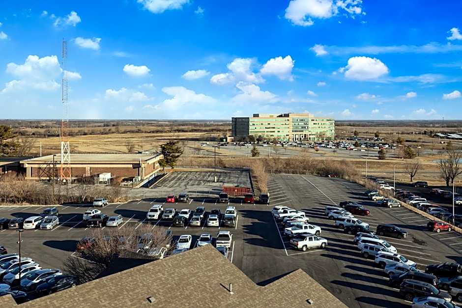 Orangewood Inn & Suites Kansas City Airport