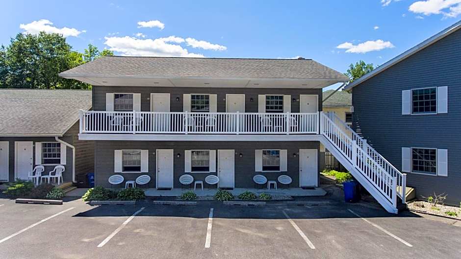 Adirondack Retreat Inn & Suites