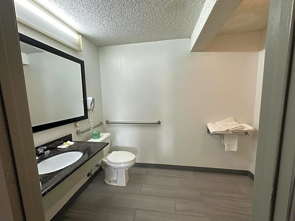 Quality Inn & Suites Decatur Priceville I-65