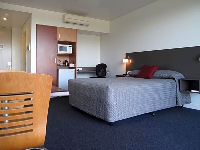 Country Roads Motor Inn