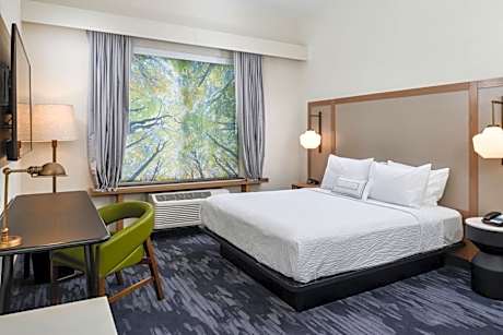 King Room with Roll-in Shower - Mobility Accessible