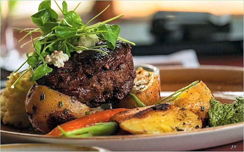 Storm Mountain Lodge Cabins Dining