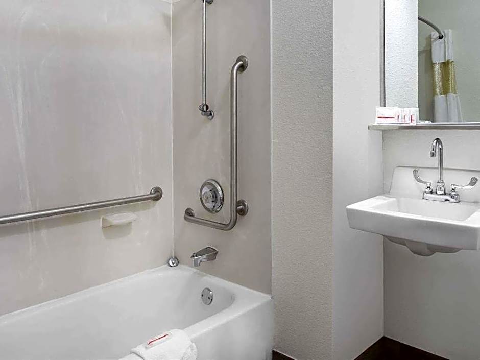 Clarion Pointe - Greensboro Coliseum Area