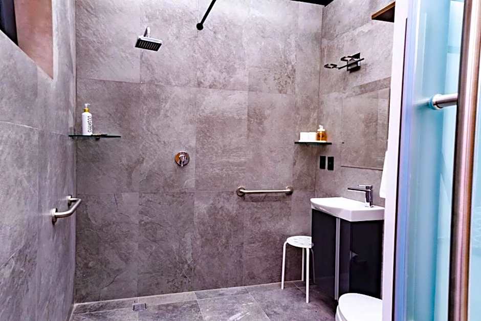 3Ph Amazing 2Bdrm 2bath private terrace fits 10
