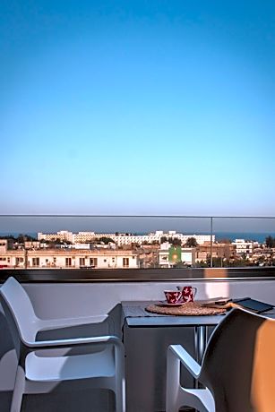 Deluxe Studio, Sea View (1 Queen Bed)