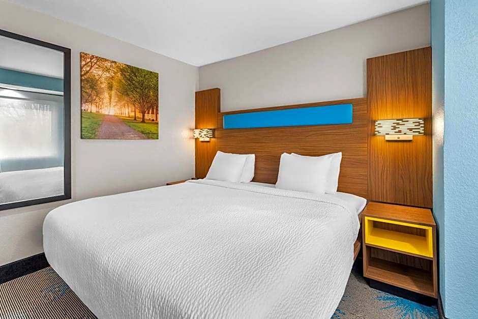 Days Inn & Suites by Wyndham Brandon Amphitheater