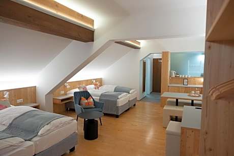 Vierbettzimmer mit Balkon (zur Straße)