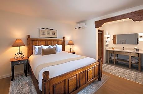 Deluxe King Suite