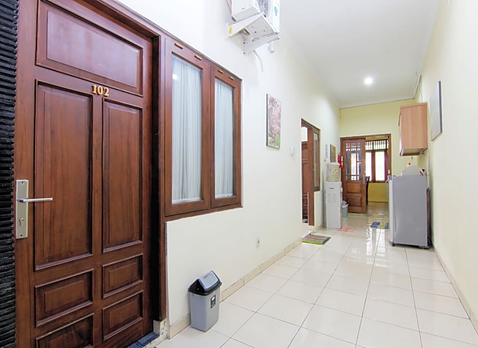 Embe Joglo Homestay by ZUZU