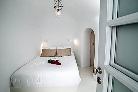 Lily - Junior Cave Suite with Hot Tub and Caldera View