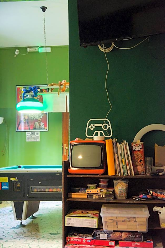 Sunflower City Student Hostel & Bar