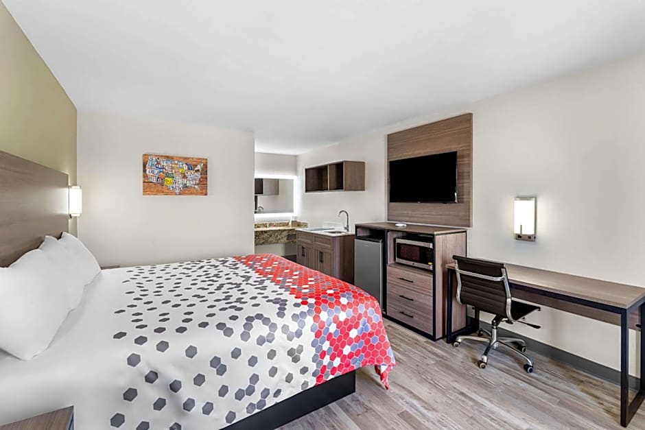 Econo Lodge Inn & Suites